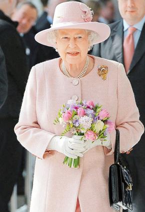 الملكة إليزابيث تشارك في حفل زفاف عام